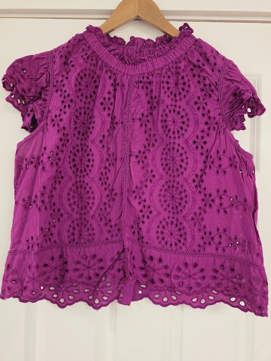 Jennifer & Grace Tops - Jennifer & Grace short ruffled flutter sleeves eyelet Top, scalloped edges